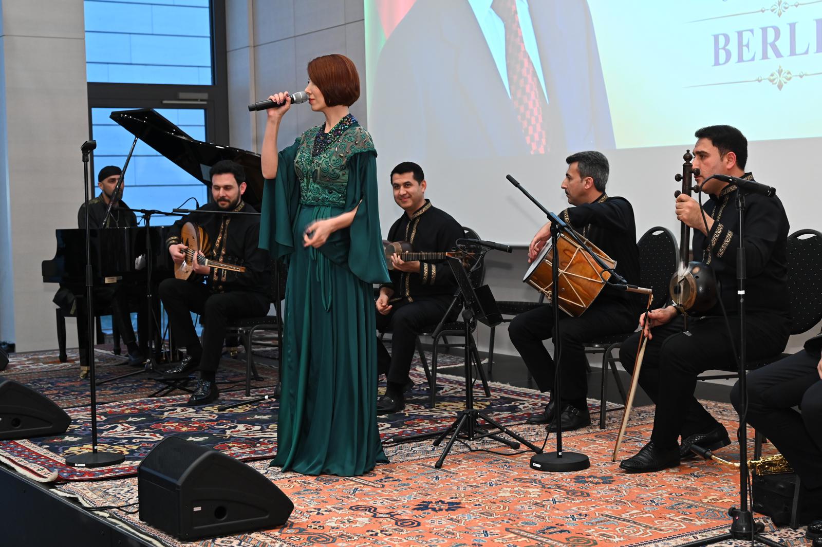 Berlində Ulu Öndər Heydər Əliyevin anadan olmasının 103-cü ildönümü qeyd edilib (FOTO)