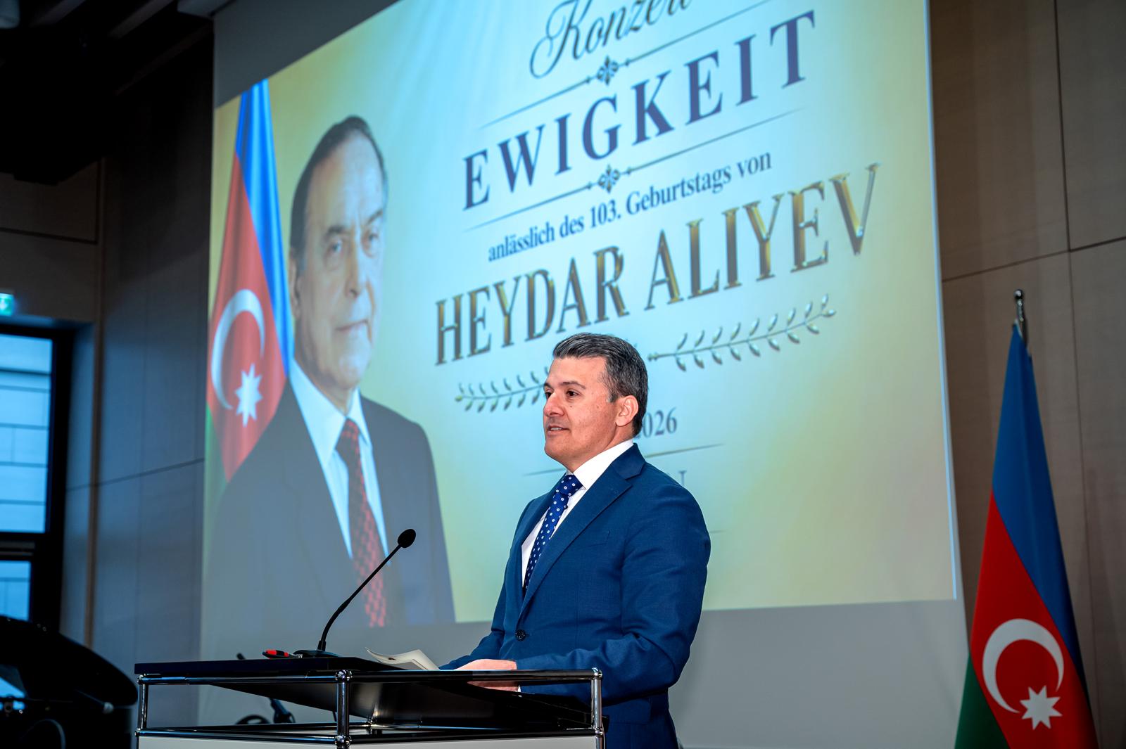 Berlində Ulu Öndər Heydər Əliyevin anadan olmasının 103-cü ildönümü qeyd edilib (FOTO)