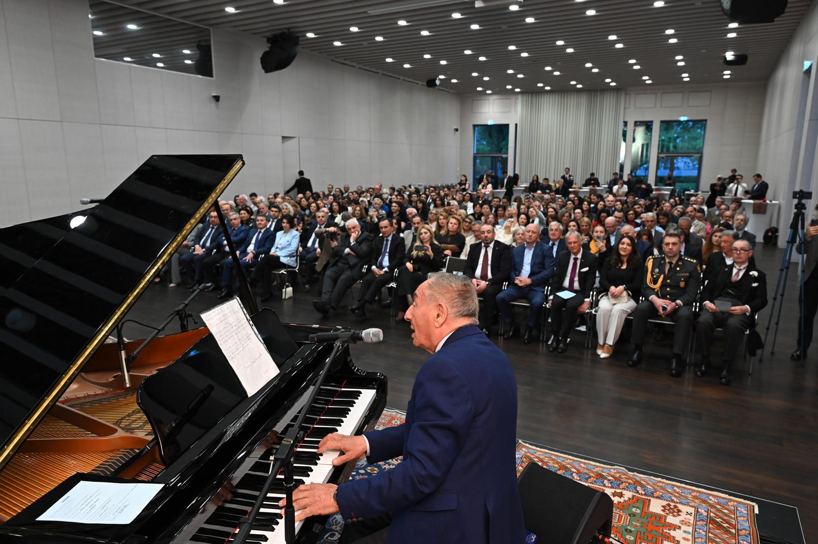 Berlində Ulu Öndər Heydər Əliyevin anadan olmasının 103-cü ildönümü qeyd edilib (FOTO)