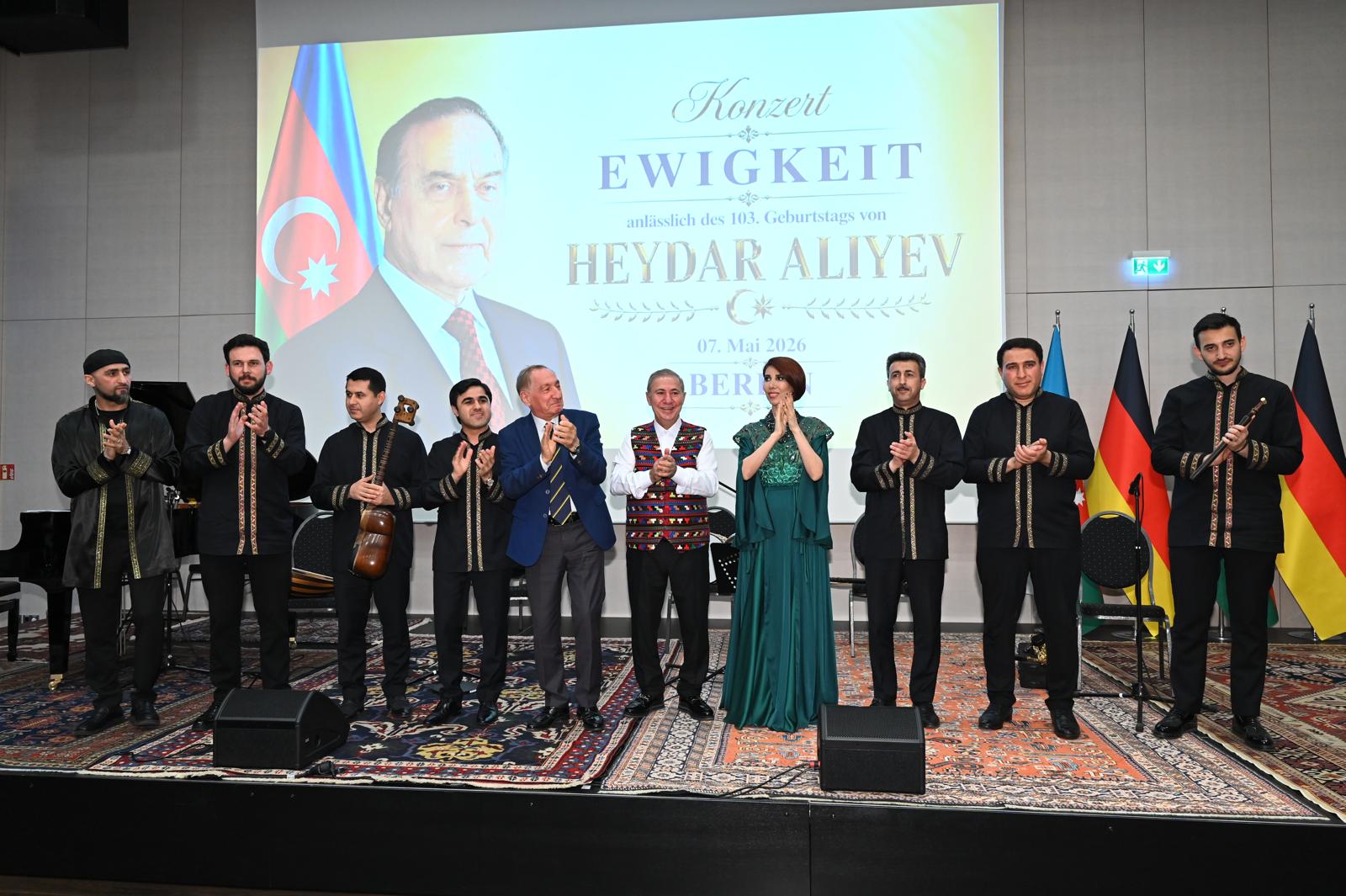 Berlində Ulu Öndər Heydər Əliyevin anadan olmasının 103-cü ildönümü qeyd edilib (FOTO)