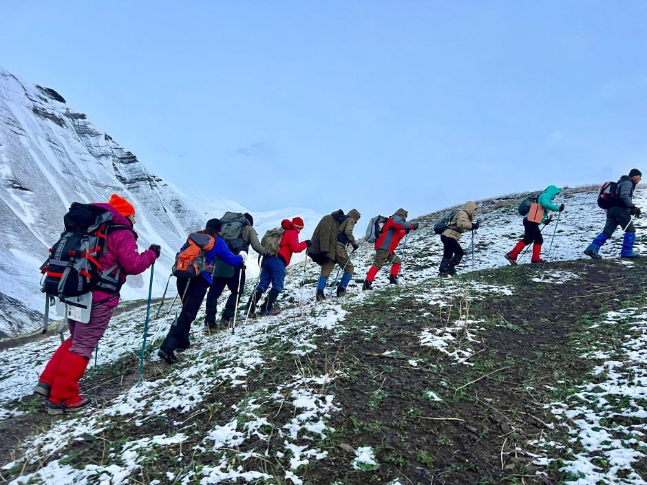 FHN-in əməkdaşı Heydər Əliyev zirvəsinə yürüş edib (FOTO)