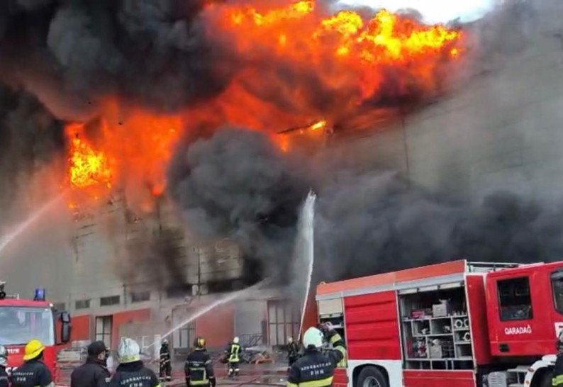 Lökbatandakı yanğının söndürülməsinə 40 texnika, 2 helikopter cəlb olunub (FOTO/VİDEO) (YENİLƏNİB)