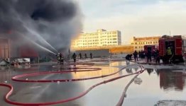 Bakıda anbarda baş vermiş yanğınla mübarizə tədbirləri davam etdirilir (FOTO/VİDEO) (YENİLƏNİB)