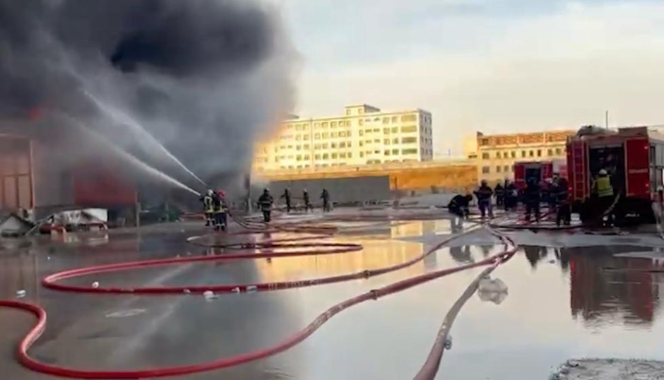 Bakıda anbarda baş vermiş yanğınla mübarizə tədbirləri davam etdirilir (FOTO/VİDEO) (YENİLƏNİB)