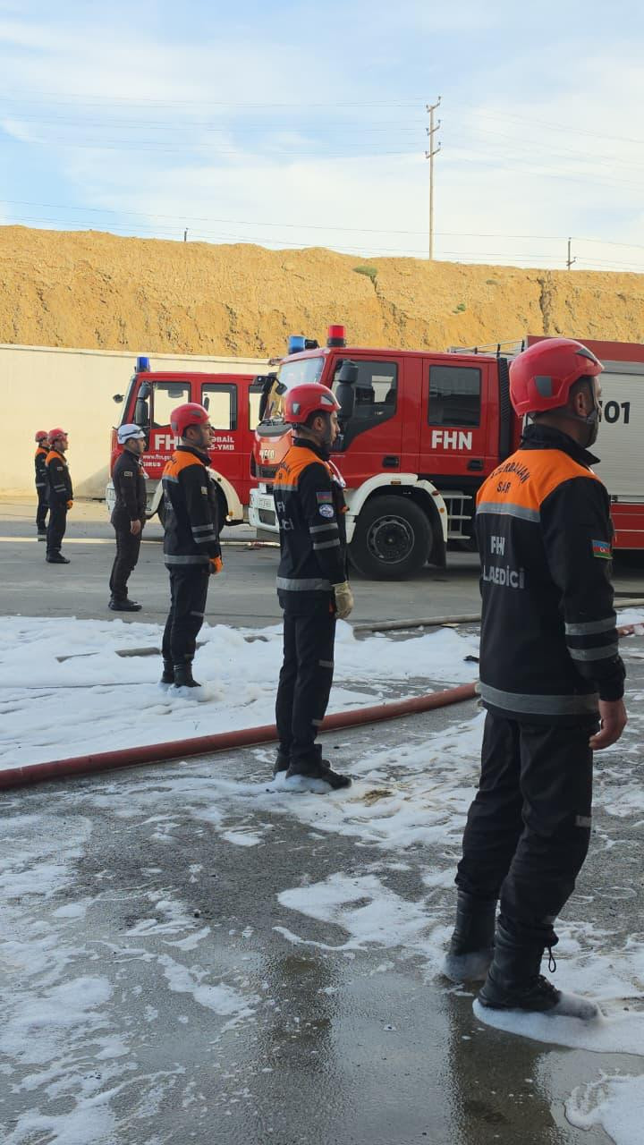 Lökbatandakı yanğının söndürülməsinə 40 texnika, 2 helikopter cəlb olunub (FOTO/VİDEO) (YENİLƏNİB)