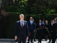 Slovakiya nümayəndə heyəti Ulu Öndər Heydər Əliyevin məzarını ziyarət edib (FOTO)