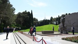 Slovakiya nümayəndə heyəti Ulu Öndər Heydər Əliyevin məzarını ziyarət edib (FOTO)