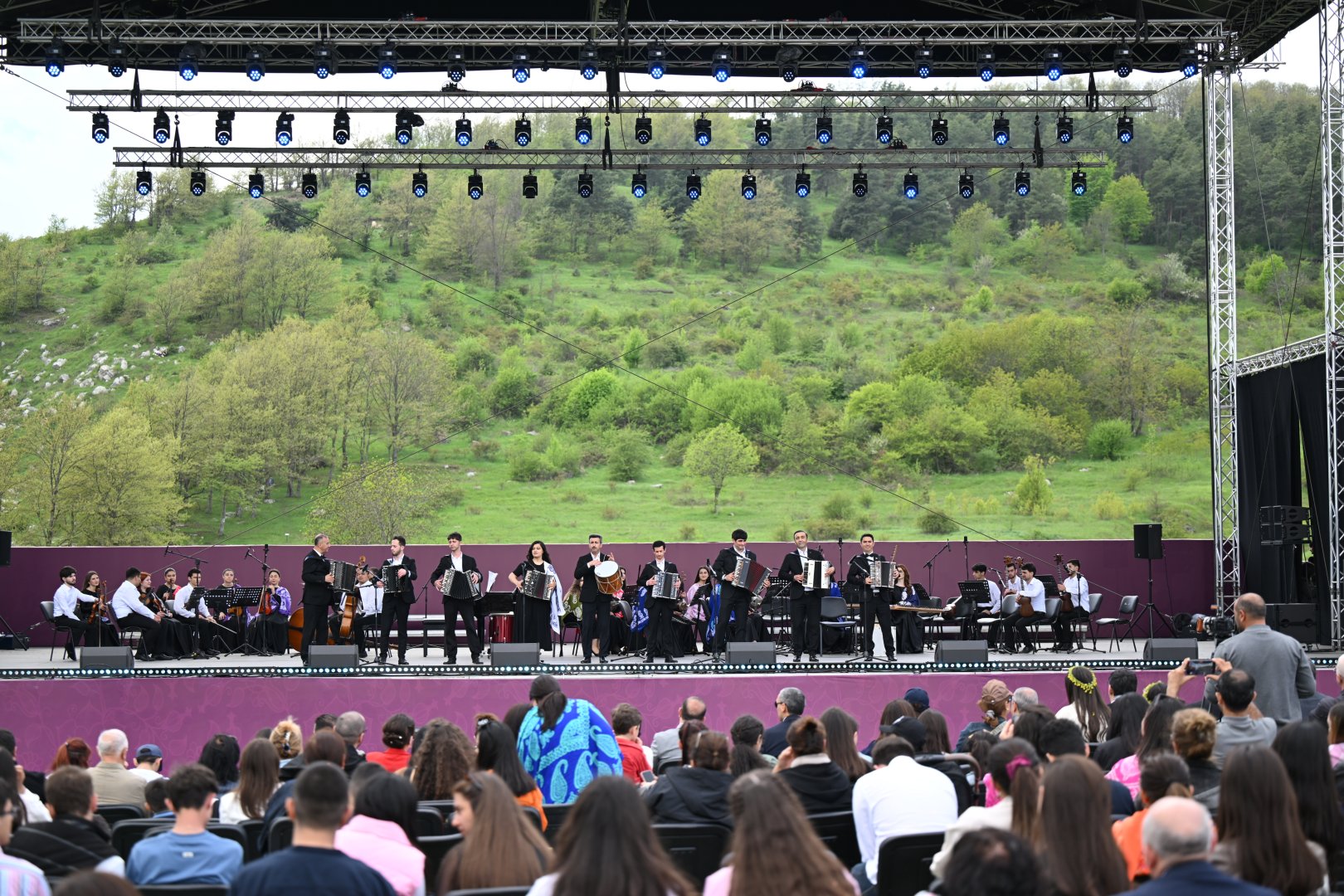 Beynəlxalq Xarıbülbül Festivalı çərçivəsində Şuşada Qarabağ Universitetinin tələbələrinin konserti keçirilib (FOTO)