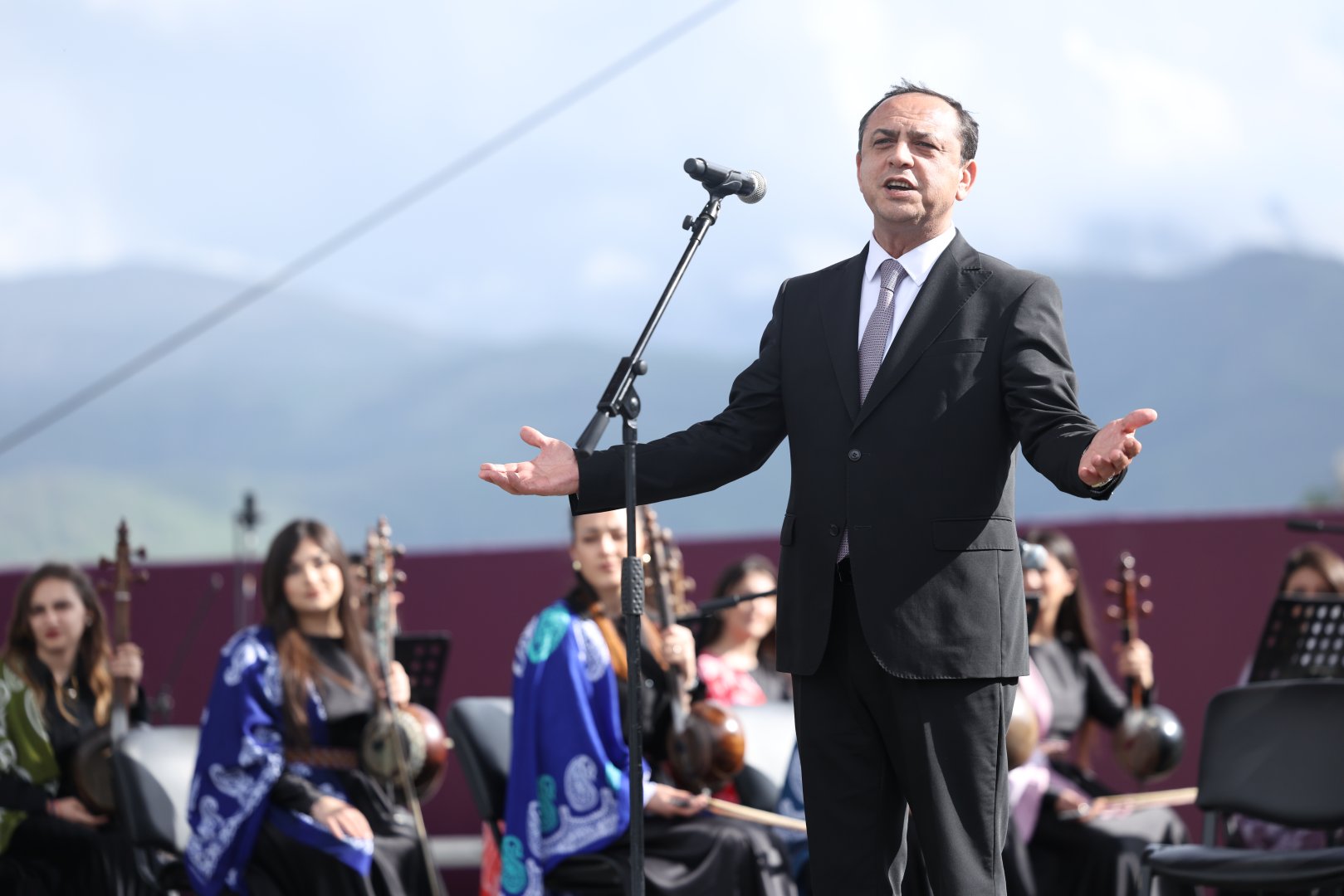Beynəlxalq Xarıbülbül Festivalı çərçivəsində Şuşada Qarabağ Universitetinin tələbələrinin konserti keçirilib (FOTO)