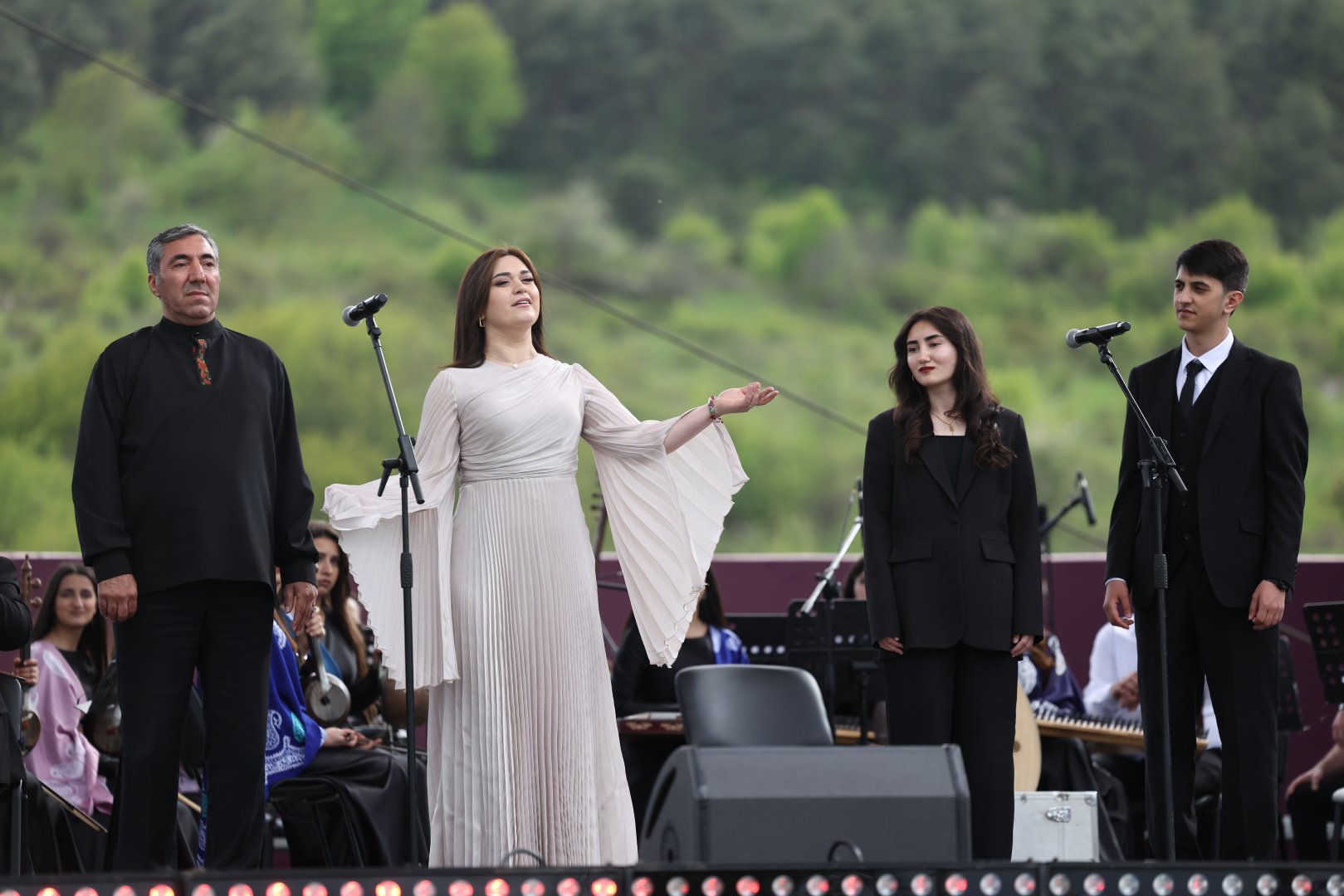 Beynəlxalq Xarıbülbül Festivalı çərçivəsində Şuşada Qarabağ Universitetinin tələbələrinin konserti keçirilib (FOTO)