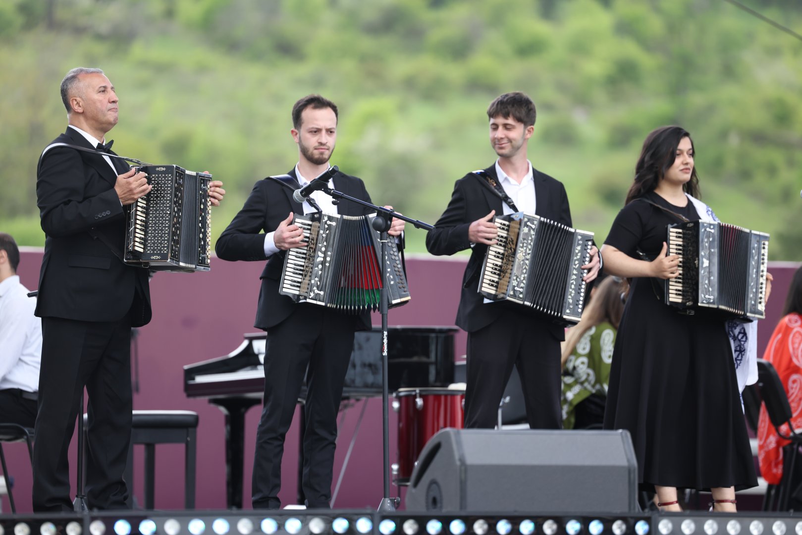 Beynəlxalq Xarıbülbül Festivalı çərçivəsində Şuşada Qarabağ Universitetinin tələbələrinin konserti keçirilib (FOTO)