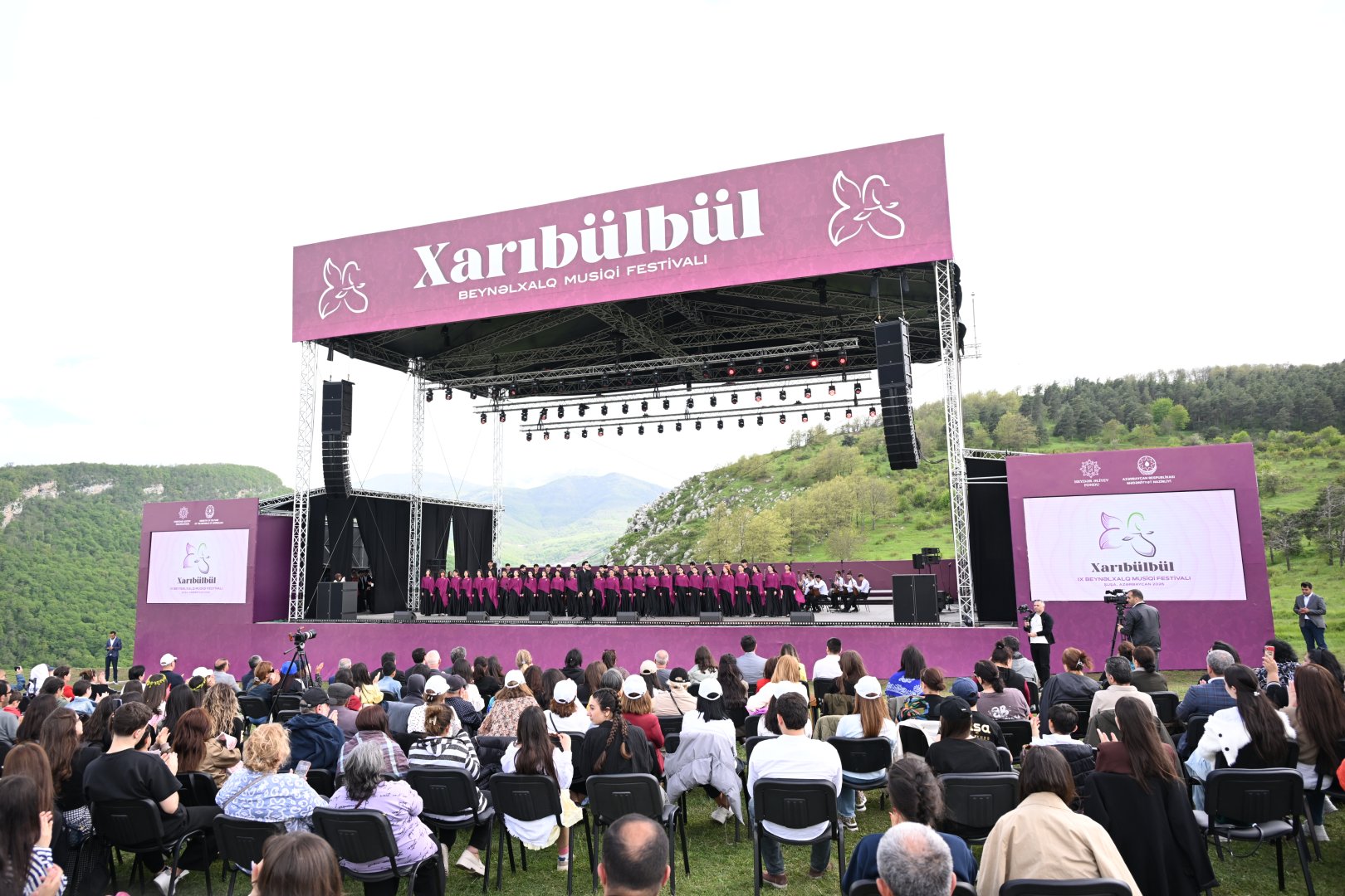Beynəlxalq Xarıbülbül Festivalı çərçivəsində Şuşada Qarabağ Universitetinin tələbələrinin konserti keçirilib (FOTO)