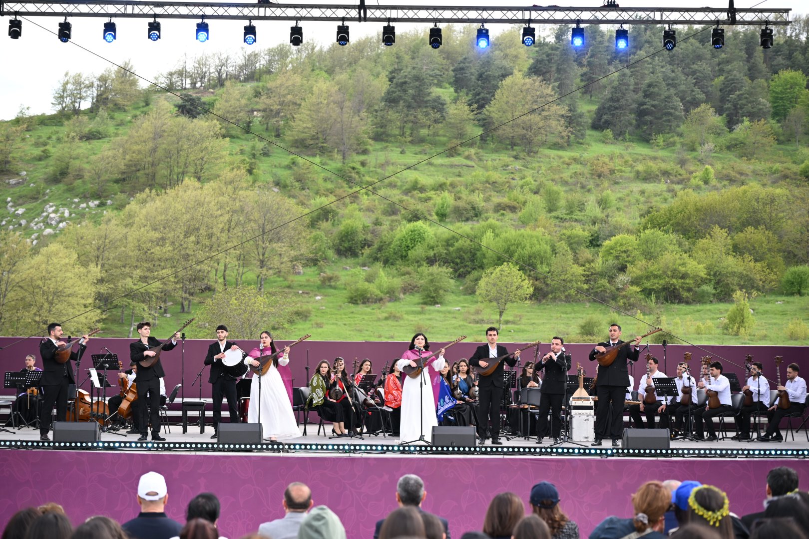 Beynəlxalq Xarıbülbül Festivalı çərçivəsində Şuşada Qarabağ Universitetinin tələbələrinin konserti keçirilib (FOTO)