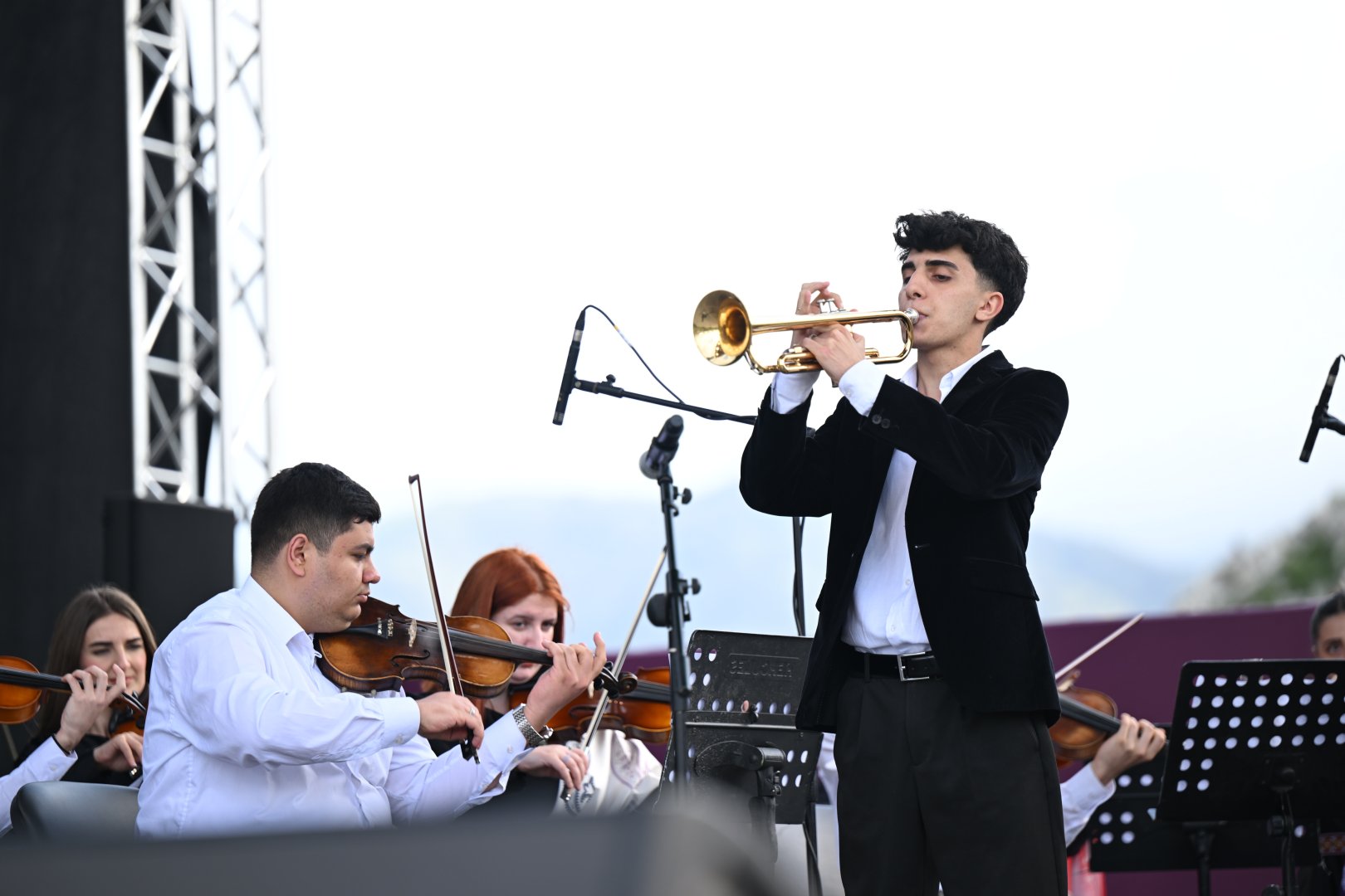 Beynəlxalq Xarıbülbül Festivalı çərçivəsində Şuşada Qarabağ Universitetinin tələbələrinin konserti keçirilib (FOTO)
