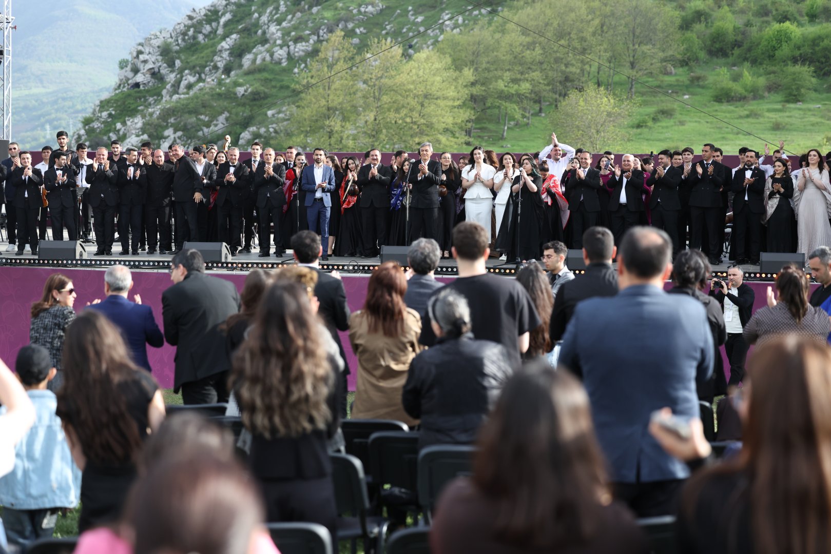 Beynəlxalq Xarıbülbül Festivalı çərçivəsində Şuşada Qarabağ Universitetinin tələbələrinin konserti keçirilib (FOTO)