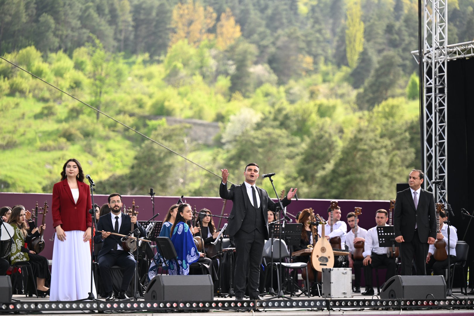 Beynəlxalq Xarıbülbül Festivalı çərçivəsində Şuşada Qarabağ Universitetinin tələbələrinin konserti keçirilib (FOTO)
