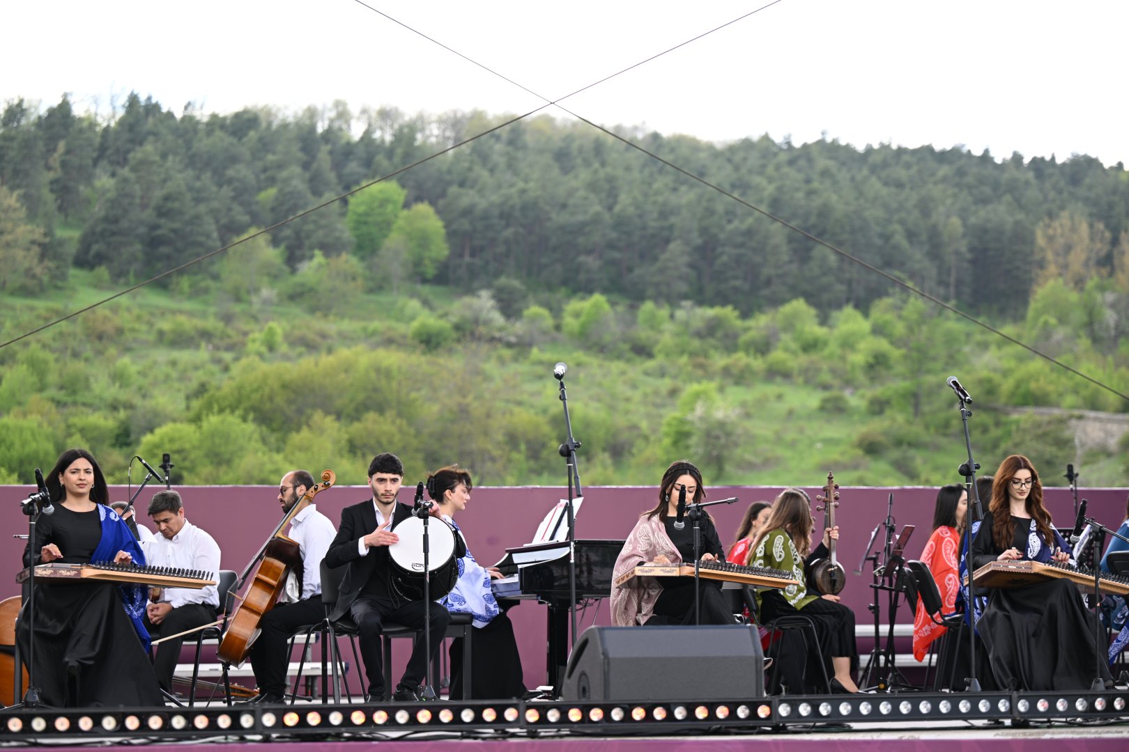 Beynəlxalq Xarıbülbül Festivalı çərçivəsində Şuşada Qarabağ Universitetinin tələbələrinin konserti keçirilib (FOTO)