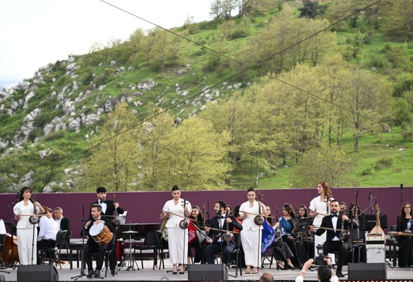 Beynəlxalq Xarıbülbül Festivalı çərçivəsində Şuşada Qarabağ Universitetinin tələbələrinin konserti keçirilib (FOTO)