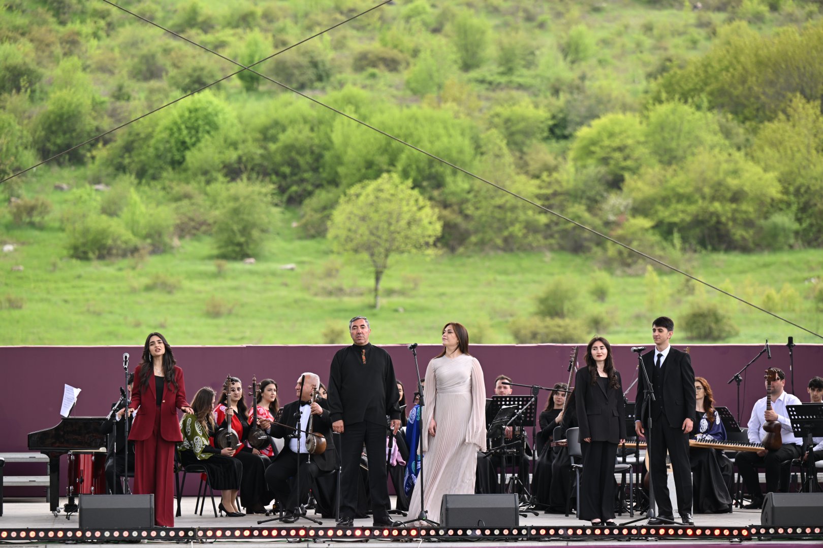 Beynəlxalq Xarıbülbül Festivalı çərçivəsində Şuşada Qarabağ Universitetinin tələbələrinin konserti keçirilib (FOTO)