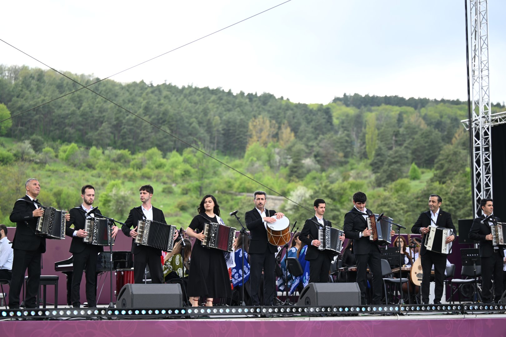 Beynəlxalq Xarıbülbül Festivalı çərçivəsində Şuşada Qarabağ Universitetinin tələbələrinin konserti keçirilib (FOTO)