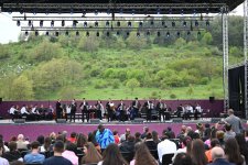 Beynəlxalq Xarıbülbül Festivalı çərçivəsində Şuşada Qarabağ Universitetinin tələbələrinin konserti keçirilib (FOTO)