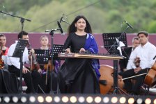 Beynəlxalq Xarıbülbül Festivalı çərçivəsində Şuşada Qarabağ Universitetinin tələbələrinin konserti keçirilib (FOTO)