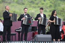 Beynəlxalq Xarıbülbül Festivalı çərçivəsində Şuşada Qarabağ Universitetinin tələbələrinin konserti keçirilib (FOTO)