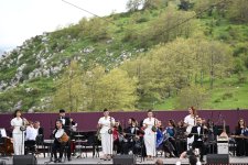 Beynəlxalq Xarıbülbül Festivalı çərçivəsində Şuşada Qarabağ Universitetinin tələbələrinin konserti keçirilib (FOTO)