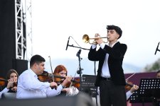 Beynəlxalq Xarıbülbül Festivalı çərçivəsində Şuşada Qarabağ Universitetinin tələbələrinin konserti keçirilib (FOTO)