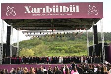 Beynəlxalq Xarıbülbül Festivalı çərçivəsində Şuşada Qarabağ Universitetinin tələbələrinin konserti keçirilib (FOTO)