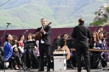 Beynəlxalq Xarıbülbül Festivalı çərçivəsində Şuşada Qarabağ Universitetinin tələbələrinin konserti keçirilib (FOTO)