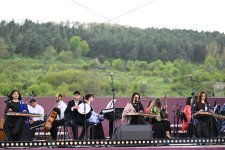 Beynəlxalq Xarıbülbül Festivalı çərçivəsində Şuşada Qarabağ Universitetinin tələbələrinin konserti keçirilib (FOTO)