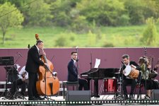 Beynəlxalq Xarıbülbül Festivalı çərçivəsində Şuşada Qarabağ Universitetinin tələbələrinin konserti keçirilib (FOTO)