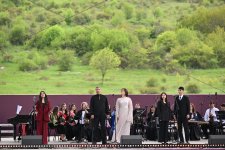 Beynəlxalq Xarıbülbül Festivalı çərçivəsində Şuşada Qarabağ Universitetinin tələbələrinin konserti keçirilib (FOTO)