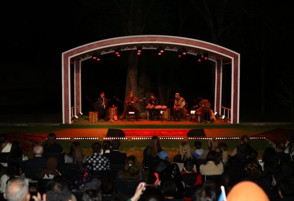 “Turan” Etno-Folk Ansamblı “Xarıbülbül” musiqi festivalında çıxış edib (FOTO/VİDEO)