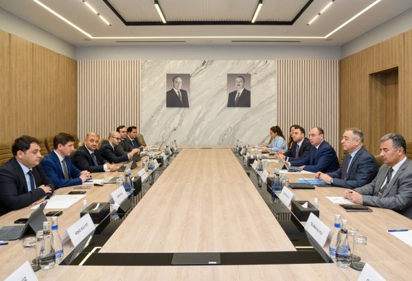 İnternet sahəsində təkmilləşmələrin və kommunikasiyanın həyata keçirilməsi üzrə görülən işlər müzakirə olunub (FOTO)
