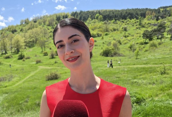 “Xarıbülbül” festivalında çox maraqlı və rəngarəng proqram təqdim olunub - Alman operasının solisti