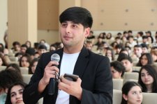 AzMİU-da şəhərsalma mühitində mikromobilliyin qurulması müzakirə edilib (FOTO)