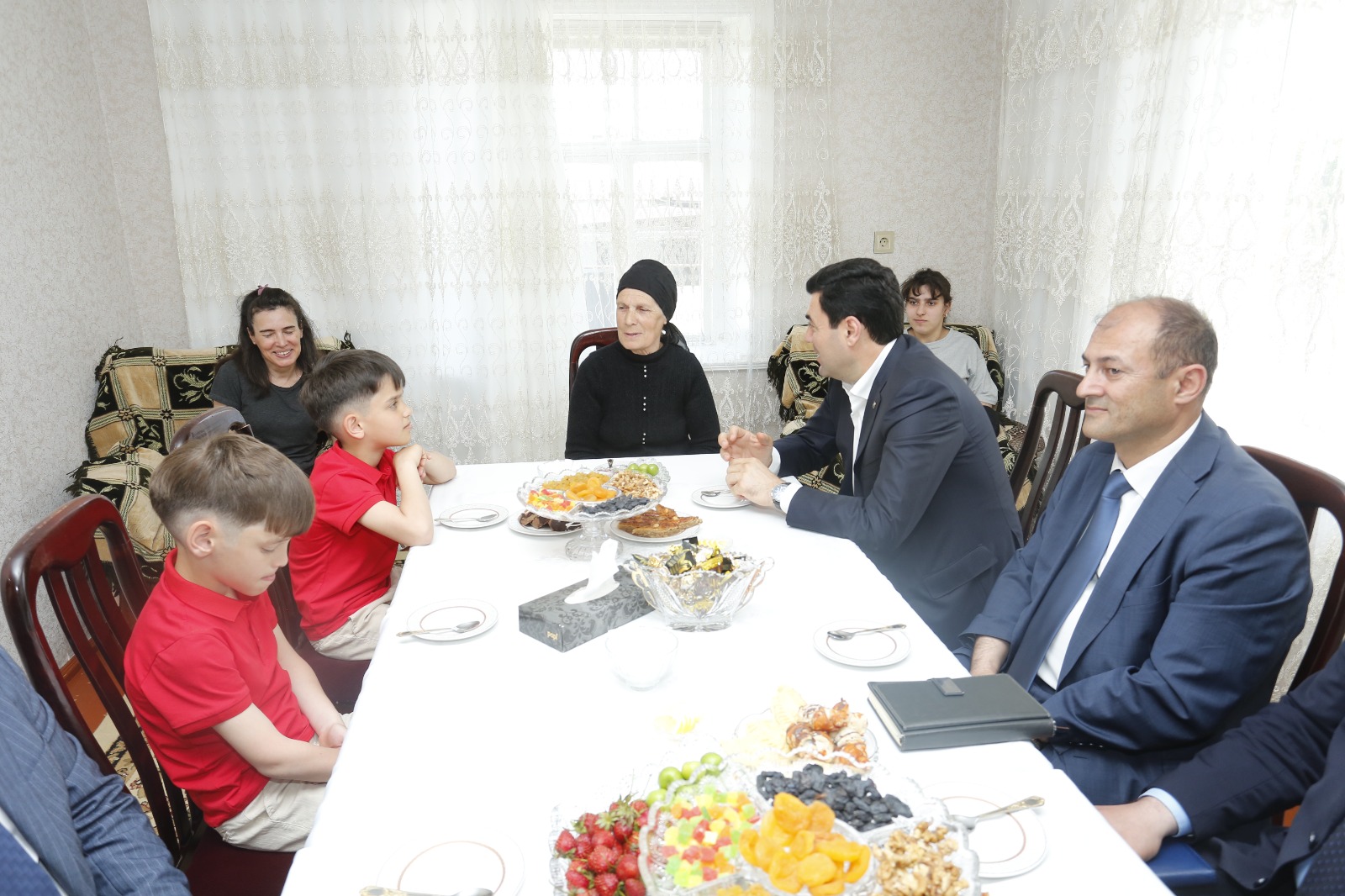Elnur Rzayev 10 yaşı tamam olan şəhid övladlarını təbrik edib (FOTO)