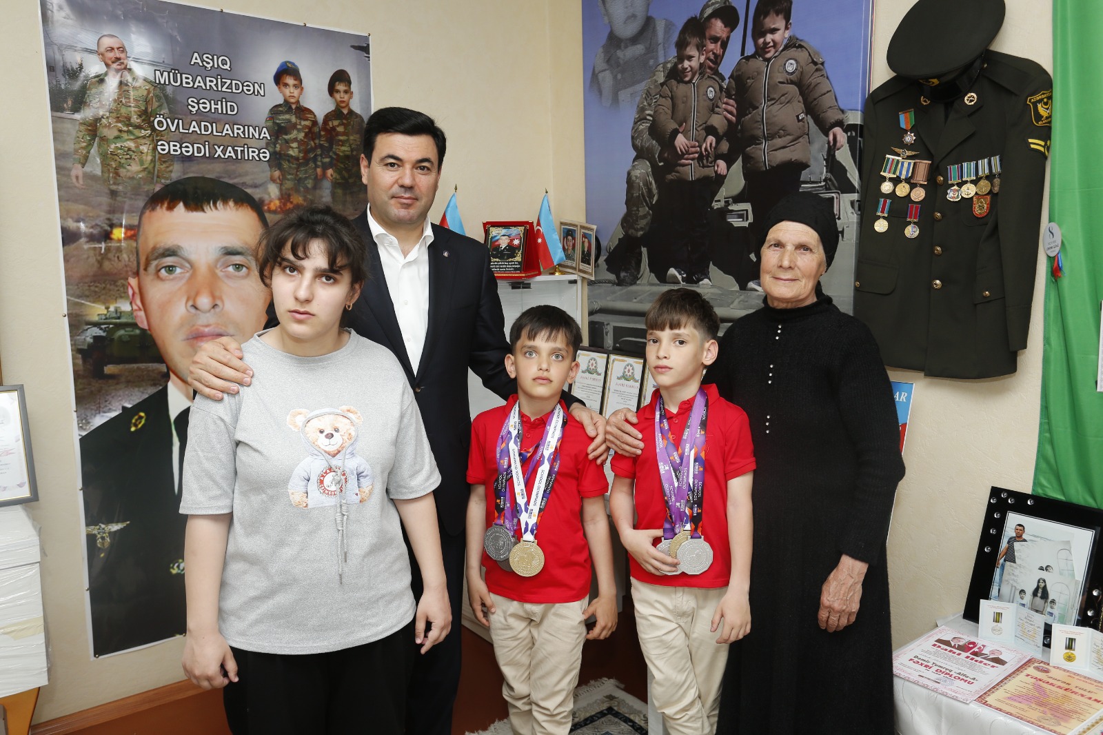 Elnur Rzayev 10 yaşı tamam olan şəhid övladlarını təbrik edib (FOTO)