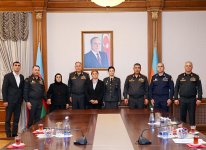 Müdafiə naziri Milli qəhrəmanlarımızın ailələrinə medallar təqdim edib