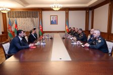 Müdafiə naziri Milli qəhrəmanlarımızın ailələrinə medallar təqdim edib