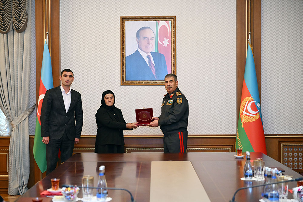 Müdafiə naziri Milli qəhrəmanlarımızın ailələrinə medallar təqdim edib