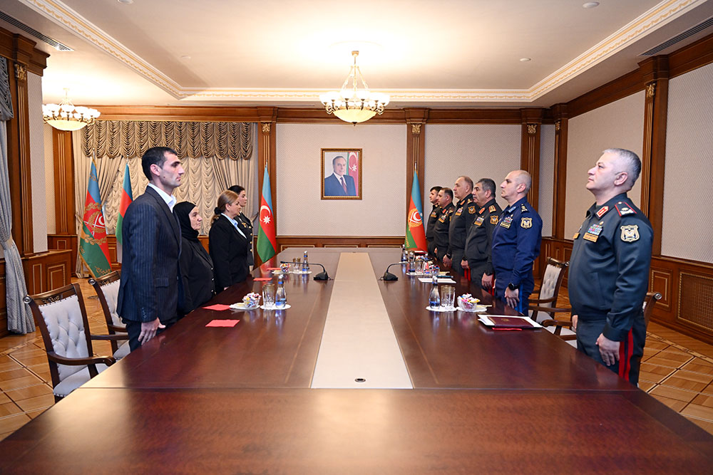 Müdafiə naziri Milli qəhrəmanlarımızın ailələrinə medallar təqdim edib