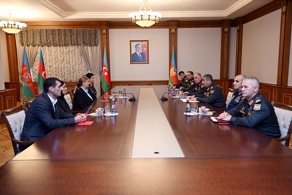 Müdafiə naziri Milli qəhrəmanlarımızın ailələrinə medallar təqdim edib