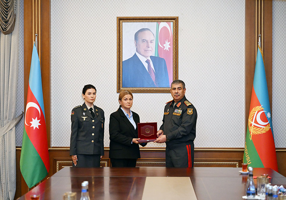 Müdafiə naziri Milli qəhrəmanlarımızın ailələrinə medallar təqdim edib