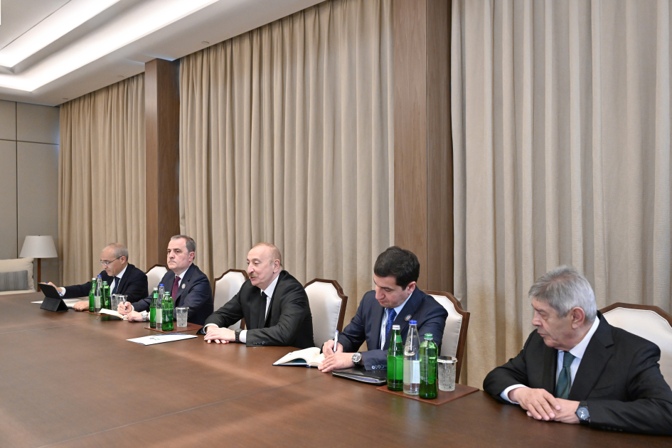Prezident İlham Əliyev Özbəkistan Prezidenti Şavkat Mirziyoyevlə görüşüb (FOTO)