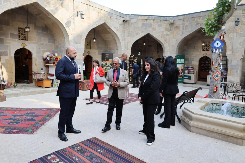 Mavriki Respublikasının Prezidenti İçərişəhərlə tanış olub (FOTO)