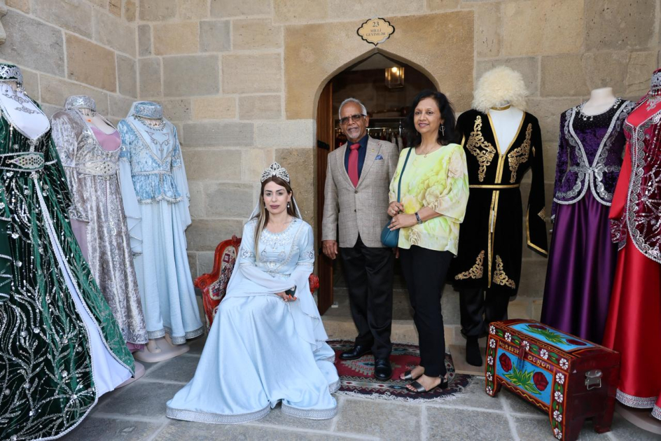 Mavriki Respublikasının Prezidenti İçərişəhərlə tanış olub (FOTO)