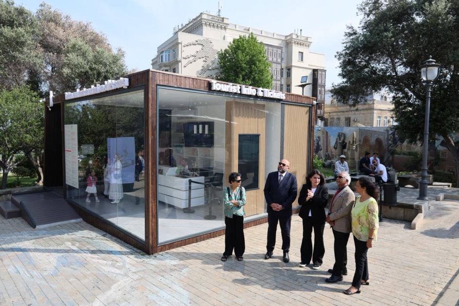 Mavriki Respublikasının Prezidenti İçərişəhərlə tanış olub (FOTO)